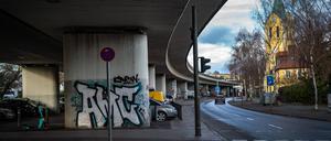 Eine Untersuchung zeigt zwei mögliche Varianten für den Umbau des Platzes auf. In beiden verschwindet die Betonbrücke.