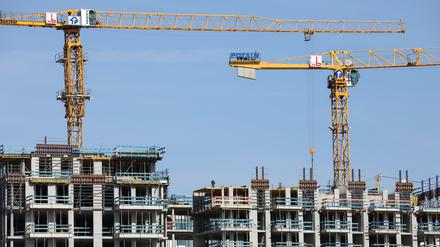 Hamburg: Kräne stehen auf einer Baustelle für mehrstöckicke Wohnhäuser. 