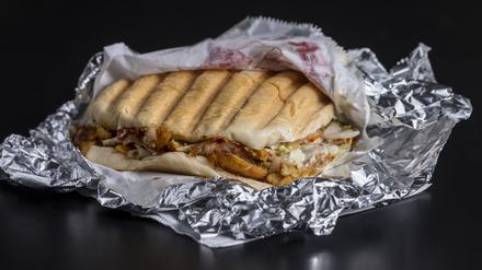 Ein Döner Kebap wird normalerweise in Folie eingepackt. Ab Januar müssen Imbisse auch eine Mehrweglösung anbieten.