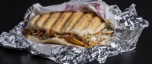 Ein Döner Kebap wird normalerweise in Folie eingepackt. Ab Januar müssen Imbisse auch eine Mehrweglösung anbieten.