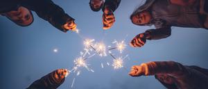 Five children holding sprklers against evening sky model released Symbolfoto OCMF01086