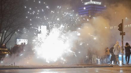 Böller und Raketen steigen an der Oberbaumbrücke in die Luft.