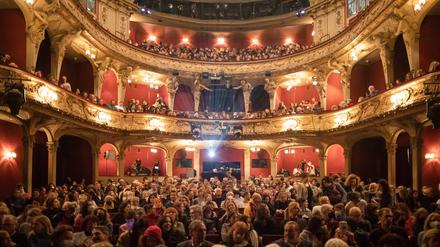 Das Publikum ist zurück: Das große Haus des Berliner Ensembles im Winter 2022. Credit: Moritz Haase.