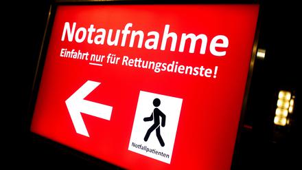 Ein Schild mit der Aufschrift «Notaufnahme» steht vor der Einfahrt zur Notaufnahme in Oldenburg. 