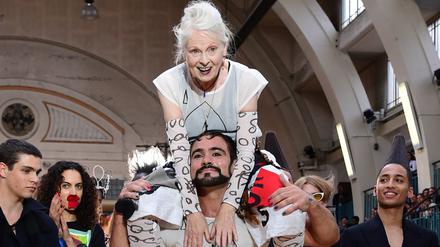 Die britische Modedesignerin Vivienne Westwood wird bei der Fashion Collections Men 2018 auf Schultern über den Laufsteg getragen.