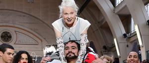 Die britische Modedesignerin Vivienne Westwood wird bei der Fashion Collections Men 2018 auf Schultern über den Laufsteg getragen.