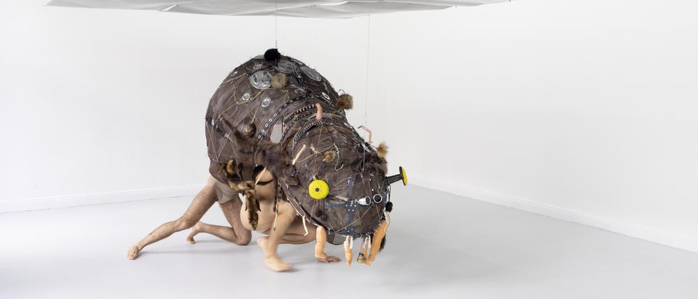 Tong Kunniao bei seiner Eröffnungsperformance in der Berliner Galerie HUA International.