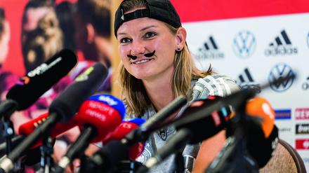 Gut und auch mal amüsant. Alexandra Popp auf einer Pressekonferenz während der Fußball-EM in England.