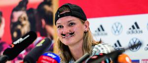 Gut und auch mal amüsant. Alexandra Popp auf einer Pressekonferenz während der Fußball-EM in England.