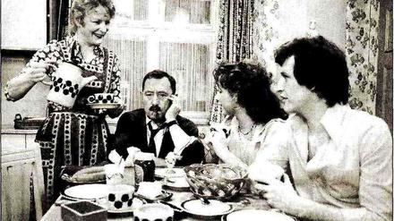 „Ekel“ Alfred (Heinz Schubert, zweiter von links) regierte sein Wohnzimmer mit Macht, mochte Willy Brandt auch den Rest der Bundesrepublik regieren.      