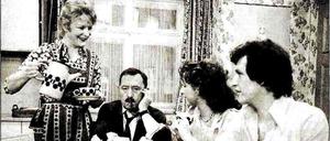 „Ekel“ Alfred (Heinz Schubert, zweiter von links) regierte sein Wohnzimmer mit Macht, mochte Willy Brandt auch den Rest der Bundesrepublik regieren.      