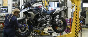 Eine Auszubildende arbeitet im bei BMW in Spandau an der Fertigung eines Motorrades. 