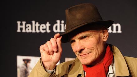 Der Schauspieler Hans-Peter Hallwachs am 24.03.2010 vor der Premiere des Films „Haltet die Welt an“ in die Astor-Filmlounge in Berlin.