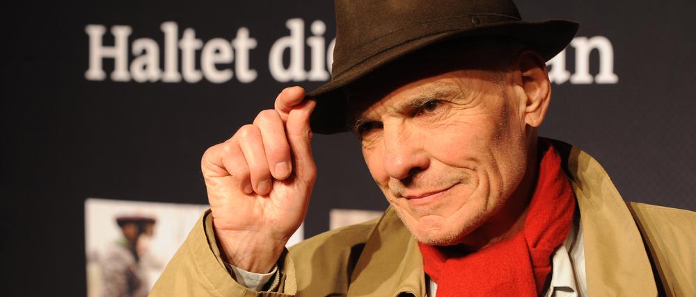 Der Schauspieler Hans-Peter Hallwachs am 24.03.2010 vor der Premiere des Films „Haltet die Welt an“ in die Astor-Filmlounge in Berlin.
