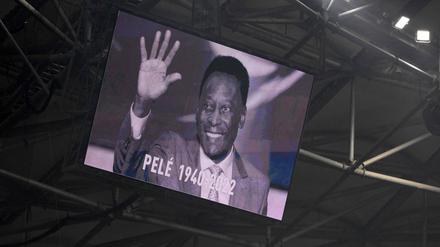 Ein Foto Pelés ist auf einer Leinwand in Frankreich zu sehen.