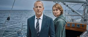 Simon Kessler (Heino Ferch) und Silke Broder (Anja Kling) fahren zusammen mit dem Boot raus.