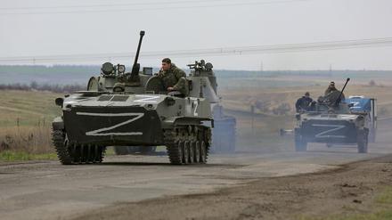 Russische Truppen fahren im April 2022 durch besetztes Gebiet.