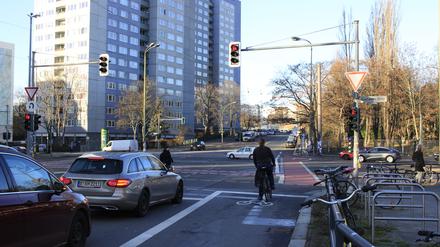 Die Kreuzung der Straße Am Friedrichshain mit der Greifswalder Straße.