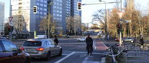 Die Kreuzung der Straße Am Friedrichshain mit der Greifswalder Straße.