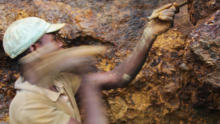 Fairere Arbeit. Ein Mann arbeitet in der Mine Zola Zola bei Nzibira in der ostkongolesischen Provinz Süd-Kivu auf der Suche nach Mineralien und Erzen.