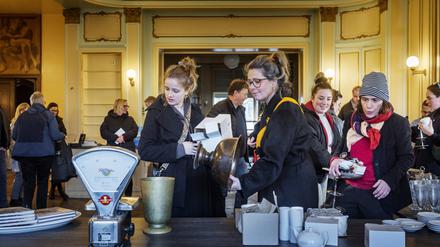 Bei der Café-Auflösung des Café Einstein Stammhauses in Berlin können sich Gäste Inventar bzw. Erinnerungsstücke mitnehmen.