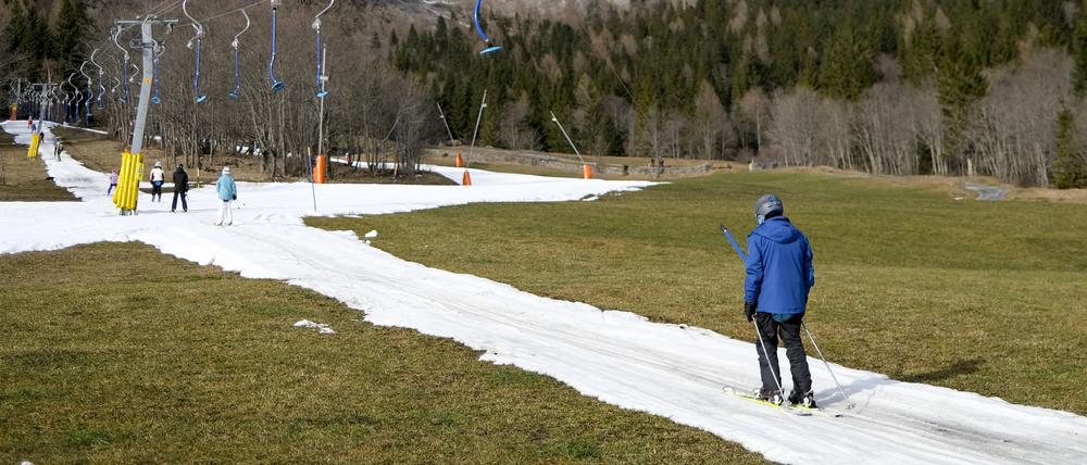 Skifahrer benutzen einen Lift auf einer künstlich beschneiten Skipiste in der Schweizer Gemeinde Leukerbad (Symbolbild).