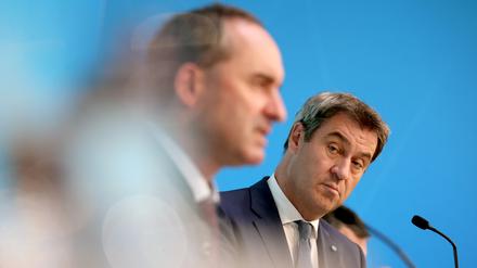 Hubert Aiwanger (l, Freie Wähler) und Markus Söder, bayerischer Ministerpräsident (CSU). 