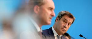 Die CSU von Markus Söder muss vor der Wahl am 8. Oktober mit nur 36 Prozent den niedrigsten Umfragewert seit mehr als eineinhalb Jahren hinnehmen. Hubert Aiwanger profitiert von der Flugblatt-Affäre.
