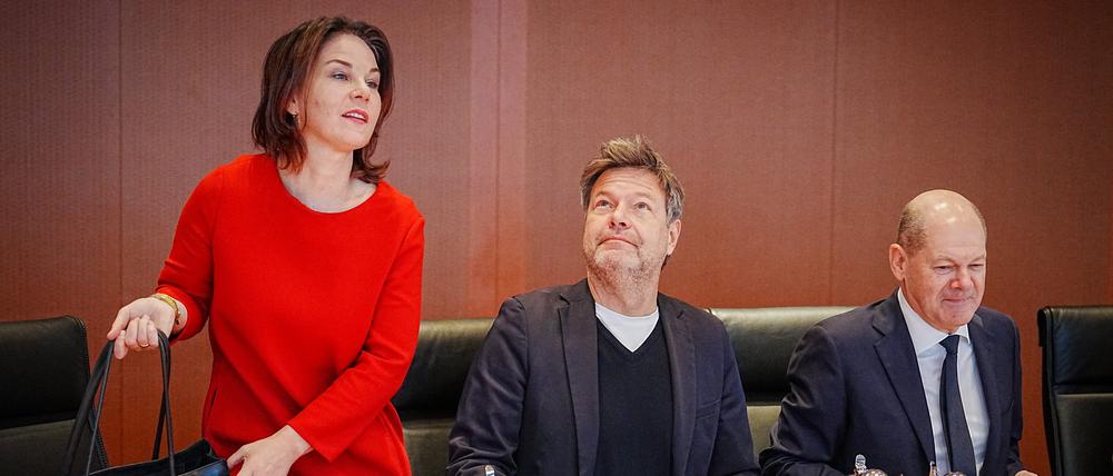 Annalena Baerbock (l-r, Bündnis 90/Die Grünen), Außenministerin, Robert Habeck (Bündnis 90/Die Grünen), Bundesminister für Wirtschaft und Klimaschutz, und Bundeskanzler Olaf Scholz (SPD) nehmen an der Sitzung des Bundeskabinetts teil.