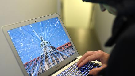 Seit Tagen kämpft das Potsdamer mit einer Cyber-Attacke (symbolische Fotomontage).