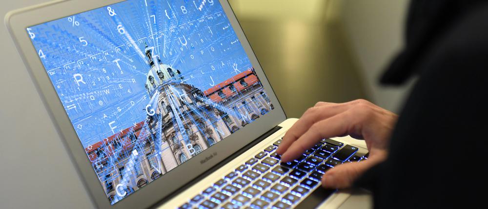 Seit Tagen kämpft das Potsdamer mit einer Cyber-Attacke (symbolische Fotomontage).