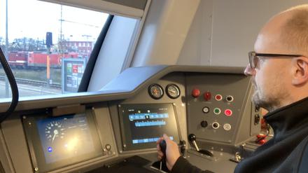 Am Fahrpult: Odeg-Chef Lars Gehrke muss wegen Personalmangels selbst Züge steuern.