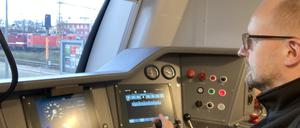 Am Fahrpult: Odeg-Chef Lars Gehrke muss wegen Personalmangels selbst Züge steuern.