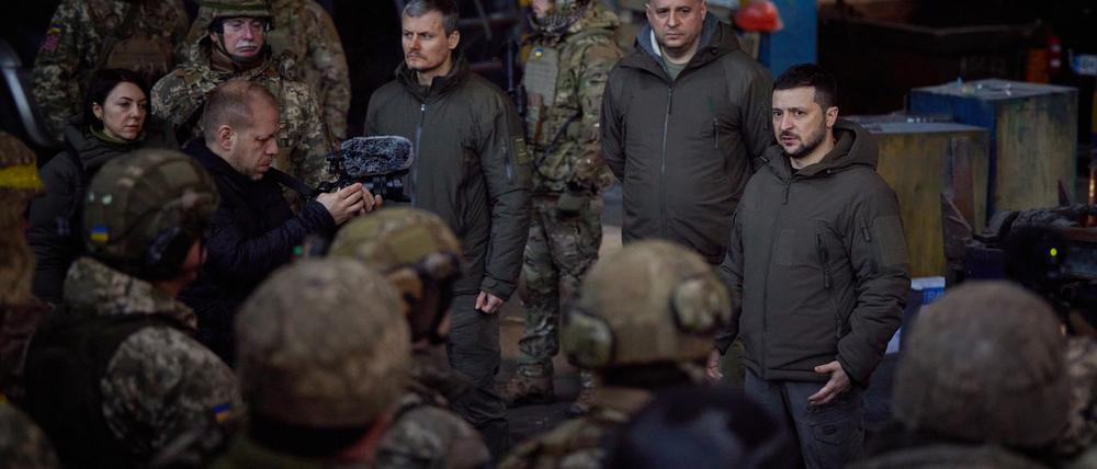 Der ukrainische Präsident Selenskyj besucht Soldaten.