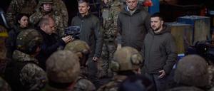 Der ukrainische Präsident Selenskyj besucht Soldaten.