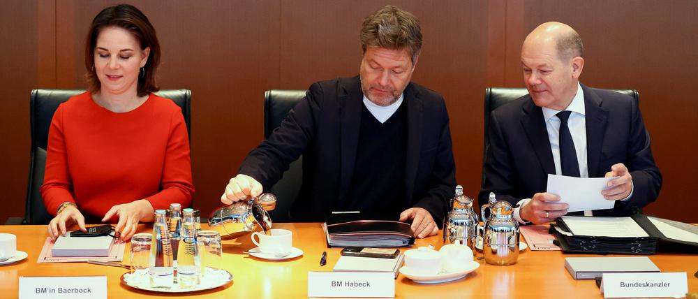 German Foreign Minister Annalena Baerbock, Economy and Climate Minister Robert Habeck and Chancellor Olaf Scholz attend the weekly cabinet meeting in Berlin, Germany, December 21, 2022. REUTERS/Christian Mang