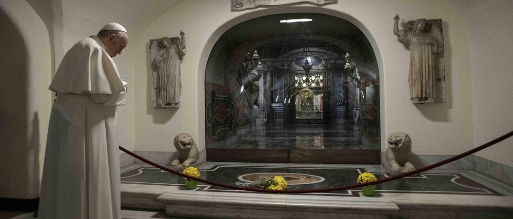 Papst Franziskus während seiner Gebetszeit an den Gräbern der Päpste in den Grotten der Vatikanbasilika (Archivbild). 