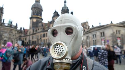 Ein Teilnehmer einer Demonstration der Bewegung Querdenken in Dresden 2020.