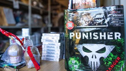 Vom Zoll konfiszierte Silvesterböller liegen auf einem Tisch im Hauptzollamt Frankfurt (Oder). Diese Böller gehören zu den Feuerwerkskategorien 3 und 4. Für Kauf und Anwendung sind Genehmigung und auch Sachkundenachweise erforderlich. (Symbolbild)