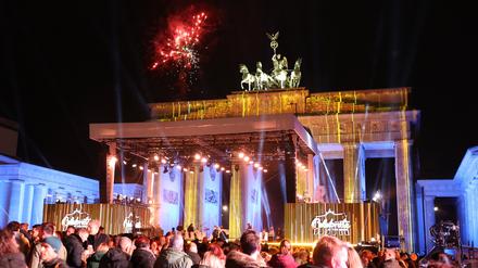 31.12.2022, Berlin: Feuerwerkskörper werden während der ZDF-Silvester-Show vor dem Brandenburger Tor abgefeuert. Die Show wird live im Fernsehen ausgestrahlt. Foto: Jörg Carstensen/dpa +++ dpa-Bildfunk +++