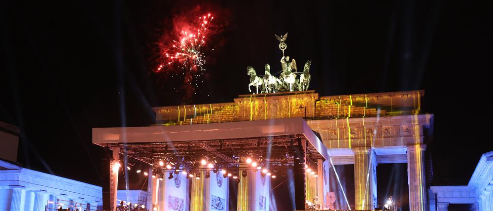 31.12.2022, Berlin: Feuerwerkskörper werden während der ZDF-Silvester-Show vor dem Brandenburger Tor abgefeuert. Die Show wird live im Fernsehen ausgestrahlt. Foto: Jörg Carstensen/dpa +++ dpa-Bildfunk +++