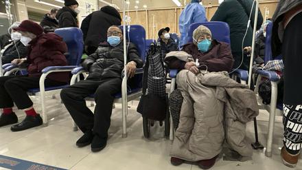 Ältere Patienten erhalten in einem abgesperrten Bereich Infusionen in einem Krankenhaus.