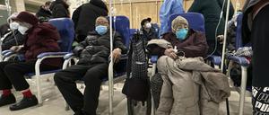 Ältere Patienten erhalten in einem abgesperrten Bereich Infusionen in einem Krankenhaus.