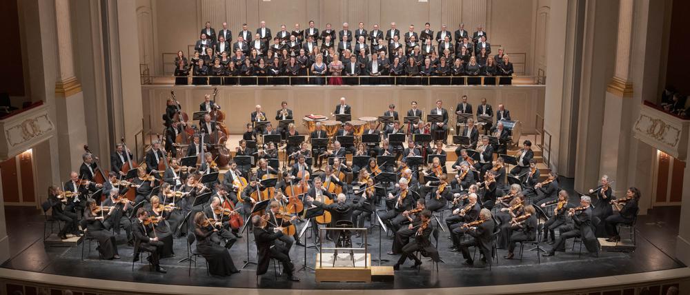 Barenboim mit der Staatskapelle und dem Chor der Staatsoper.
