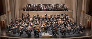 Barenboim mit der Staatskapelle und dem Chor der Staatsoper.