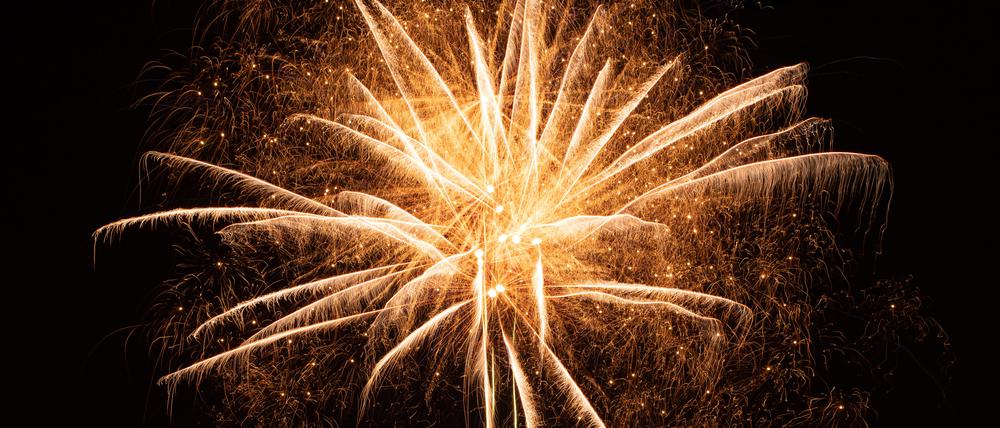 Bernau bei Berlin in der Silvesternacht 2022, Feuerwerk über den Dächern von Bernau (Brandenburg), 01.01. 2023, Foto: Sebastian Räppold / Matthias Koch