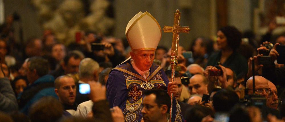 Der ehemalige Papst Benedikt XVI. auf dem Weg zum Petersdom im Vatikan 2013 (Archivbild).