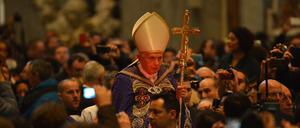 Der ehemalige Papst Benedikt XVI. auf dem Weg zum Petersdom im Vatikan 2013 (Archivbild). 