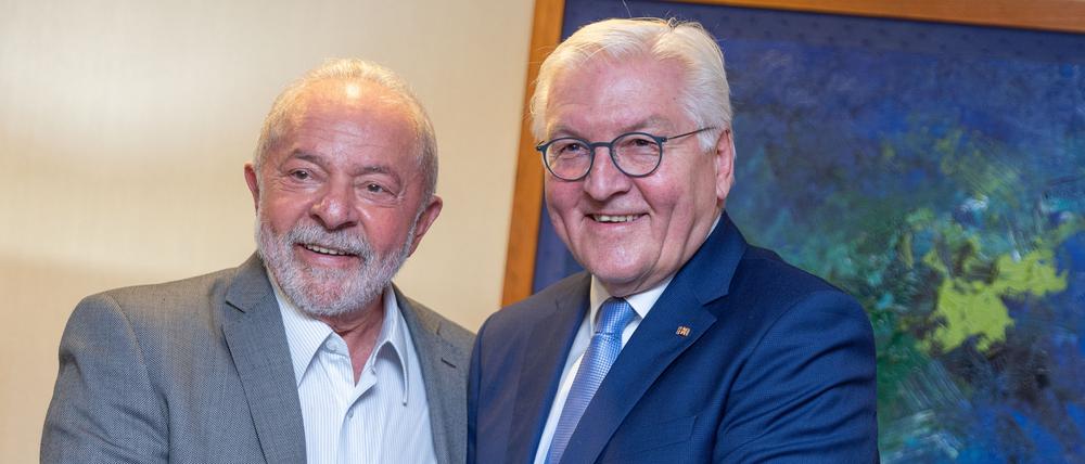 Bundespräsident Frank-Walter Steinmeier (r) trifft am Vorabend der feierlichen Amtseinführung den neue brasilianische Präsident Luiz Inácio Lula da Silva zu einem Gespräch.