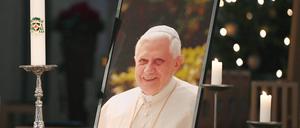Ein Bild des emeritierten Papstes Benedikt XVI. steht im Rottenburger Dom St. Martin. 